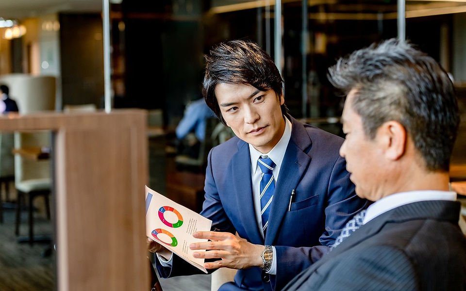 スーツの男性たち