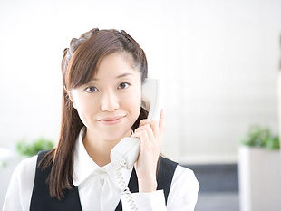 電話する女性