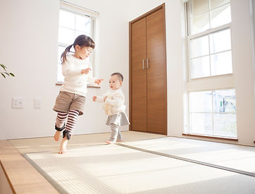 畳で遊ぶ子供たち