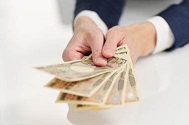 現金を持つ手