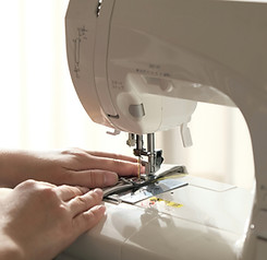 洋服をミシンで塗っている様子