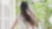 髪をなびかせる女性