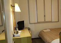 窓に遮光スクリーンあり