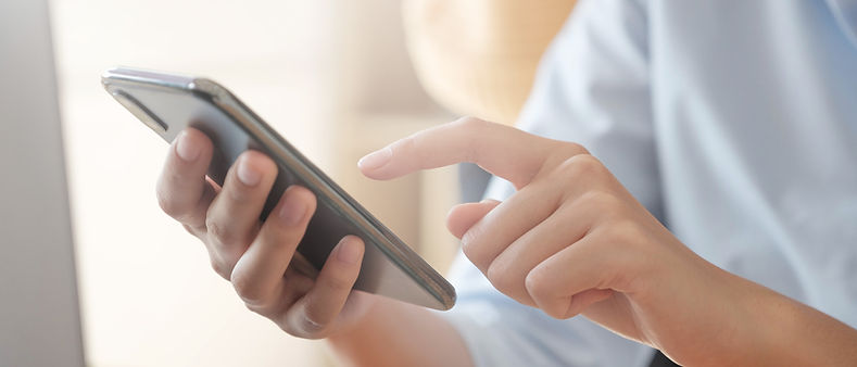 スマホを操作する手元