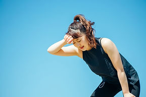 汗をぬぐう女性
