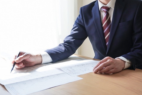 事務作業をするスーツを着る男性