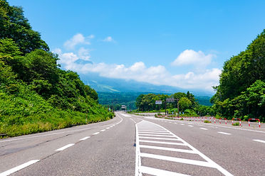 緑豊かな山々と道路
