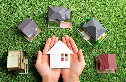 家の模型と手