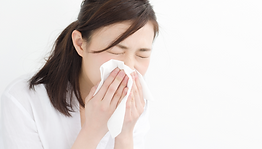 鼻をかむ女性