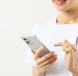 スマホを操作する女性