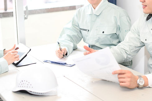 打ち合わせをするスタッフ