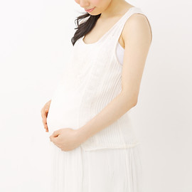 ノースリーブを着た妊娠