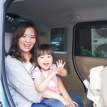 車内で笑顔の親子