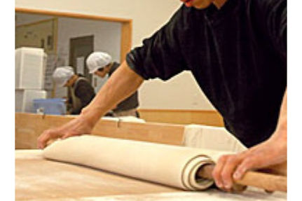こね・延す・切るの全工程手作業