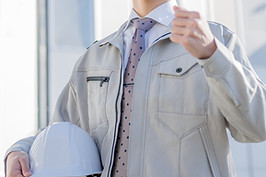 工事現場と作業員