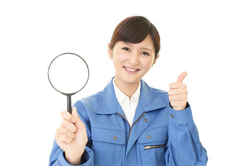 作業着を着て虫眼鏡を持った女性