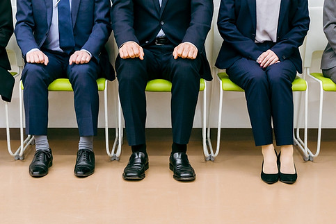 スーツを着た人たちの足元