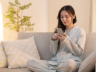 スマホを触る女性