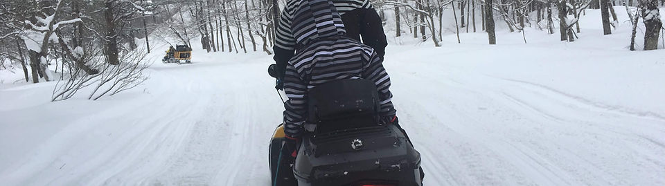 スノーモービルに乗る