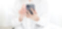 スマホを操作する手元