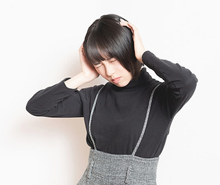 耳鳴りで頭が痛い女性