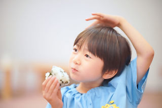おにぎりをたべる子供