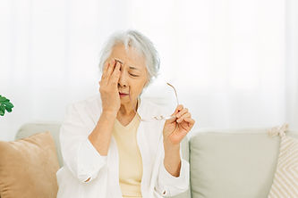 目を抑える女性