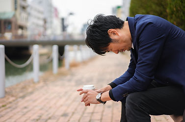悩む男性