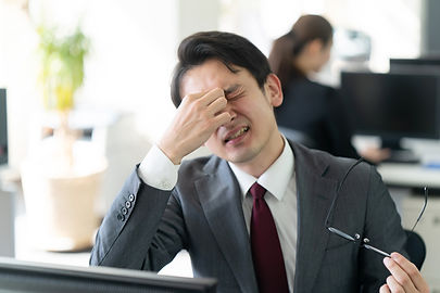目の疲労を訴える男性