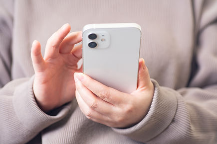 スマホを持つ女性