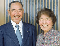 笑顔の男女