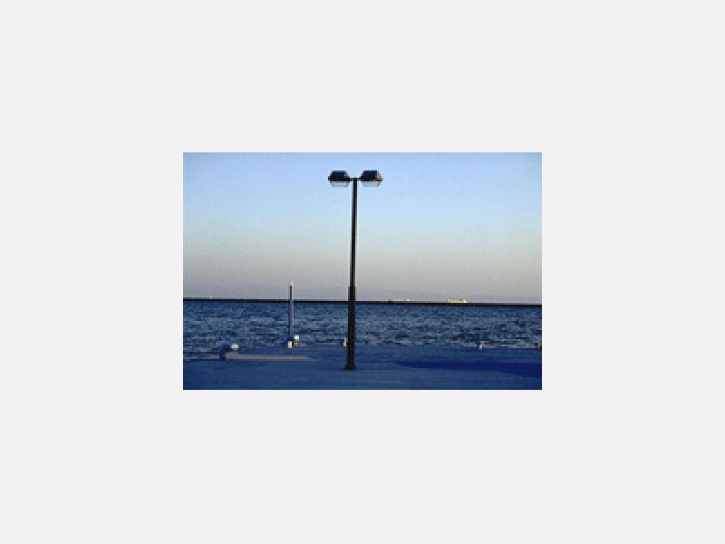 海と街灯