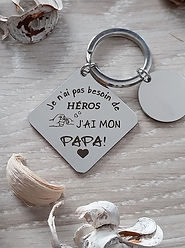 un porte clé en métal gravé au laser avec inscription je n'ai pas besoin d'un héro j'ai mon papa