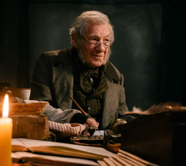 Ebenezer Scrooge je izmišljen lik in protagonist Dickensove novele Božična pesem - sprva kot hladnokrven in godrnjavi skopuh, ki prezira božič, ki se kasneje spremeni v dobrodelno osebo. Božična pesem nosi ganljivo sporočilo za božični čas – to je čas miru in dobre volje za vse ljudi.