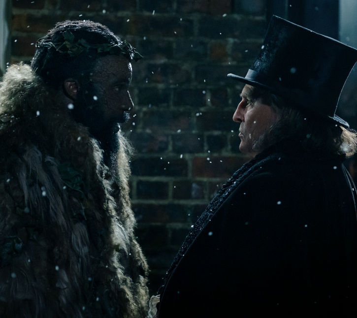 Ebenezer Scrooge je izmišljen lik in protagonist Dickensove novele Božična pesem - sprva kot hladnokrven in godrnjavi skopuh, ki prezira božič, ki se kasneje spremeni v dobrodelno osebo. Božična pesem nosi ganljivo sporočilo za božični čas – to je čas miru in dobre volje za vse ljudi.