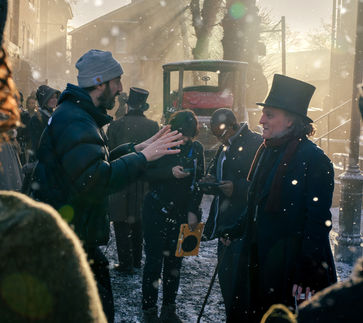 Ebenezer Scrooge je izmišljen lik in protagonist Dickensove novele Božična pesem - sprva kot hladnokrven in godrnjavi skopuh, ki prezira božič, ki se kasneje spremeni v dobrodelno osebo. Božična pesem nosi ganljivo sporočilo za božični čas – to je čas miru in dobre volje za vse ljudi.