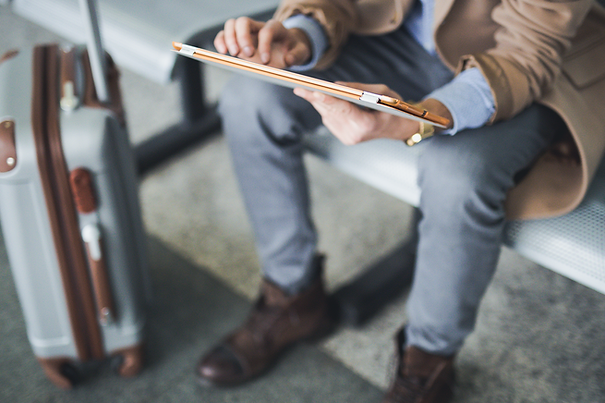 Homme avec tablette numérique