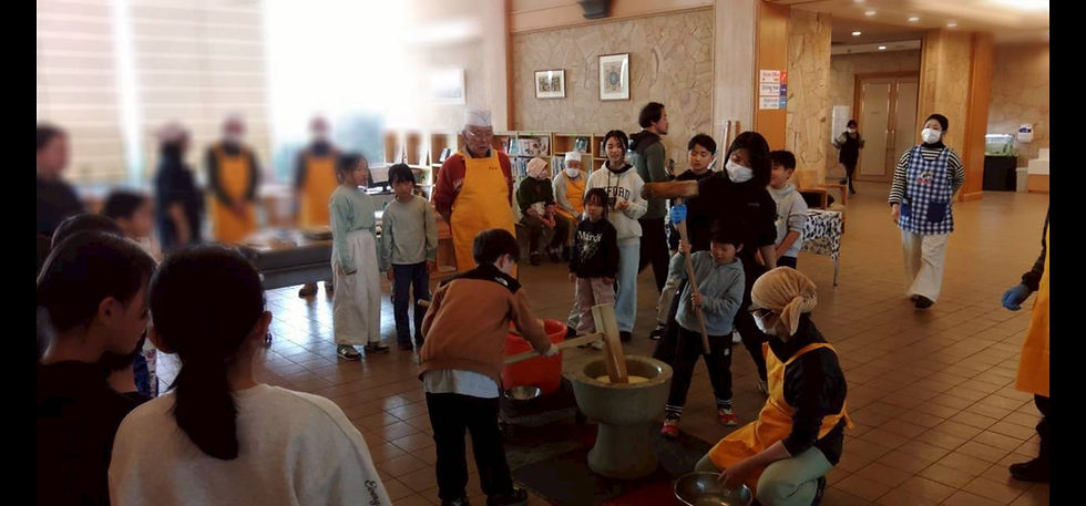 石うすで、生徒も先生も「ぺったん・ぺったん」餅つき