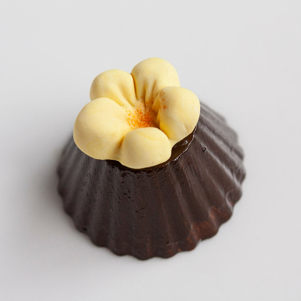 Round Ribbed Chocolate with Yellow Flower