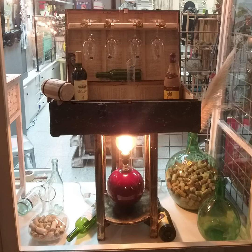 Miniatura: Botellero hecho con maleta antigua