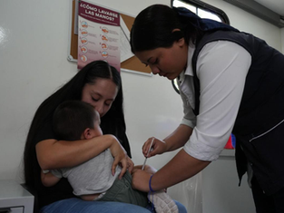 Invita Secretaría de Salud a población vulnerable a vacunarse en Macrocentro