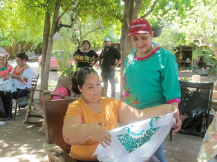 Visita doctora Karla Córdova González a maestras y alumnas del curso de bordado en Vícam