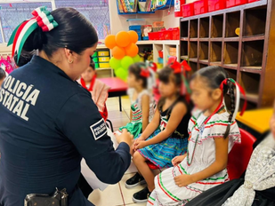 Policía Estatal del Gobierno de Sonora participa con familias en Fiestas de Independencia de México