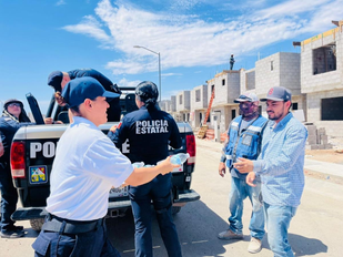 Policías Estatales del Gobierno de Sonora entregan agua embotellada a trabajadores de la construcción