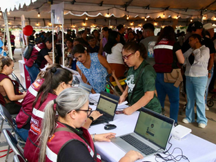 Gobernador Durazo cumple a familias de la colonia Sol Aguilar con servicios gratuitos de “Sonora Atiende”