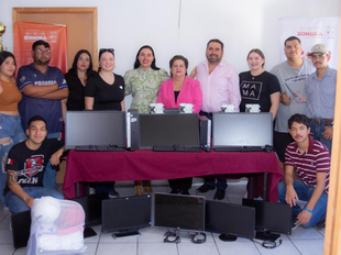 Gobierno de Sonora entrega computadoras a jóvenes de la Casa del Estudiante Urense