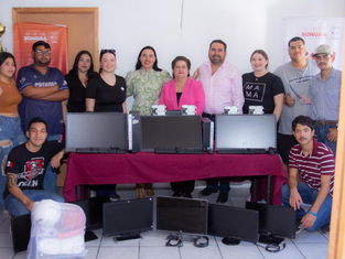 Gobierno de Sonora entrega computadoras a jóvenes de la Casa del Estudiante Urense