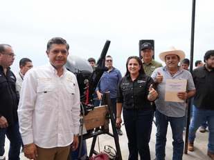 Cumple gobernador Alfonso Durazo compromiso con pescadores ribereños al entregarles motores fuera de borda