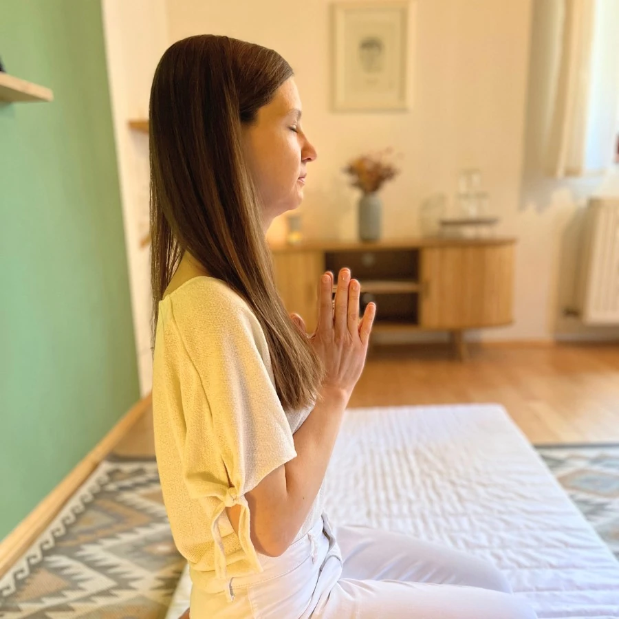 Sarah Maresch entspannt bei achtsamer Meditation in der Stressablage in Steyr, um Stress abzubauen, zur Ruhe zu kommen und neue Kraft zu tanken
