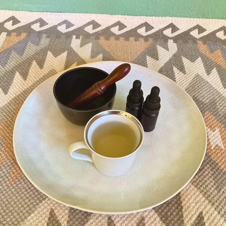Klangschale, Tee und edle Öle für das Balance & Mindfulness Retreat der Stressablage für eine bewusste Auszeit, innere Klarheit und tiefe Entspannung.